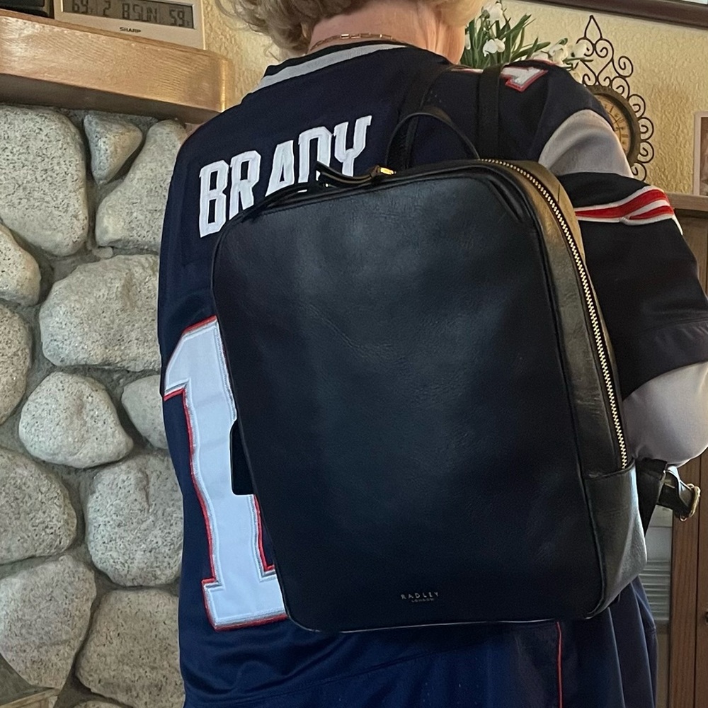☀️❤️☀️ RADLEY LONDON Black Leather Backpack with Gold Accents! - Picture 9 of 14